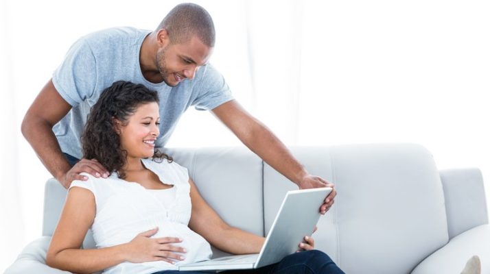 SChwangere Frau mit Mann am PC