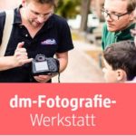 Fotograf und Besucher der dm-Fotografie-Werkstatt