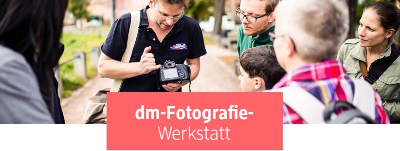 Fotograf und Besucher der dm-Fotografie-Werkstatt