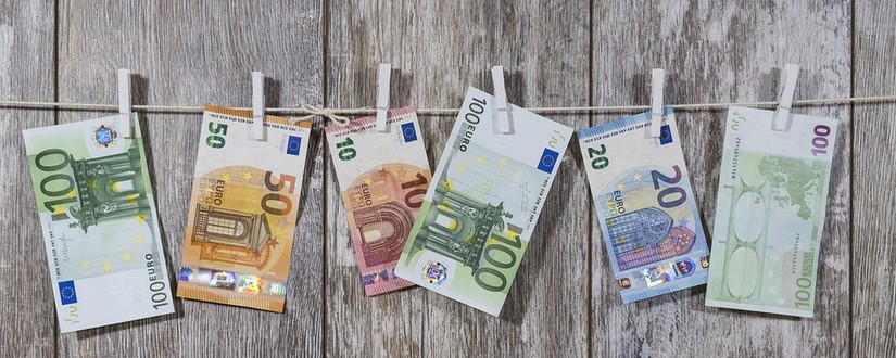 Euro-Scheine an einer Wäscheleine