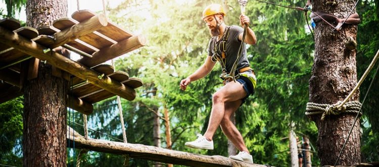 Freizeitblock: Mann im Kletterpark