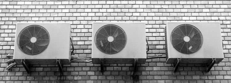Klimaanlagen an Hauswand