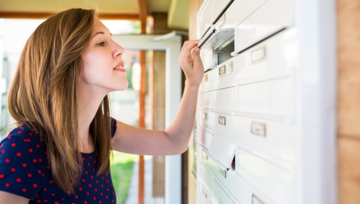 Frau am Briefkasten