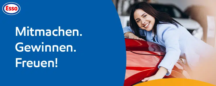 Frau streichelt über Auto; Esso-Logo