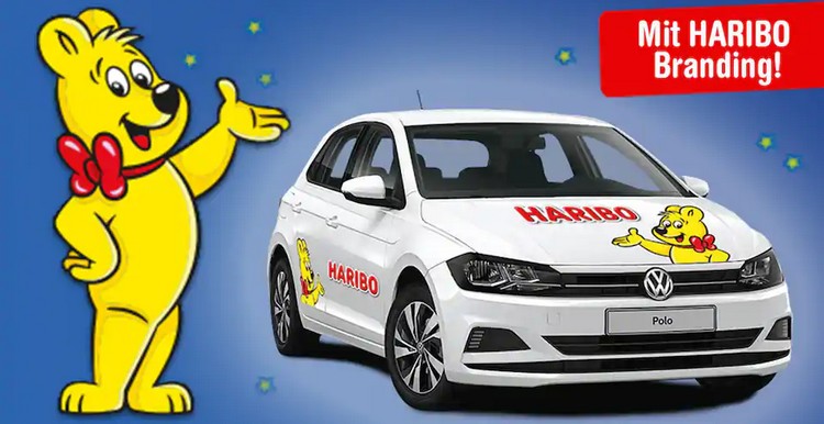 Haribo-Bär neben VW Polo