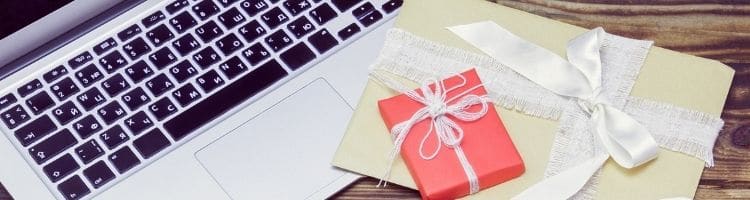 Laptop und Geschenk