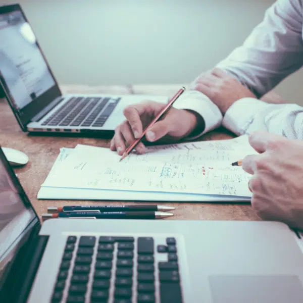 Laptops Verlgeichen Stift Papier Hände