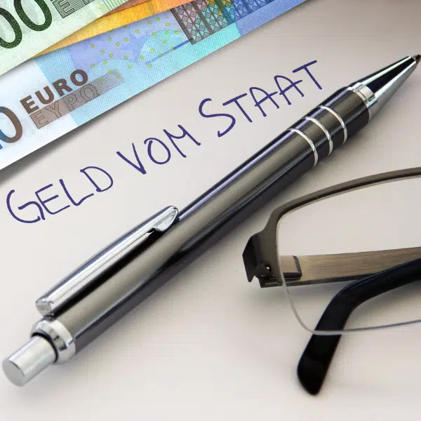 Geld vom Staat; Kugelschreiber, Brille; Euroscheine