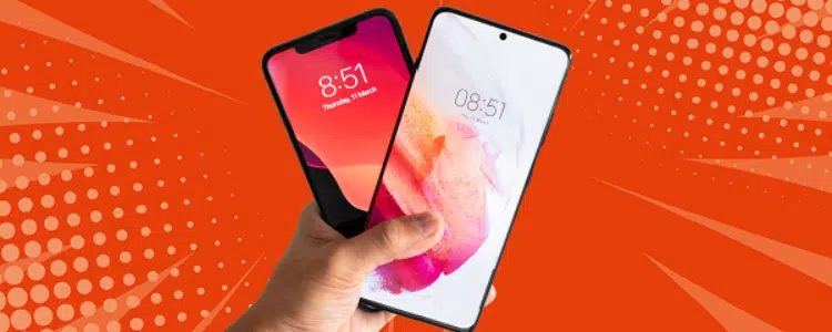 Hand hält iPhone und Samsung Galaxy