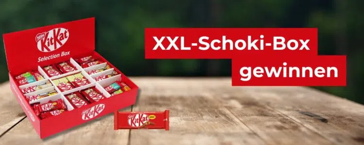 Naschbox mit Kitkat-Riegeln gewinnen; Tisch im Freien