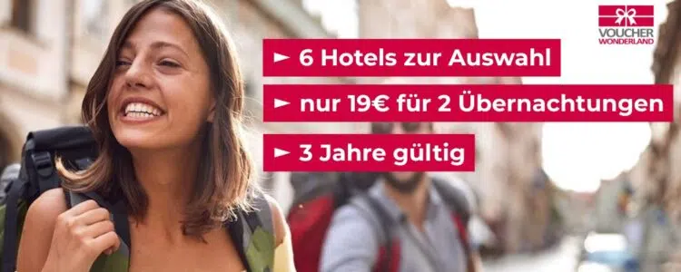 Voucherwonderland-Logo; Frau mit Rucksack