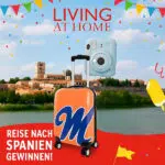 Spanische Stadt im Hintergrund; INSTAX Sofortbildkamera; Reisetrolley