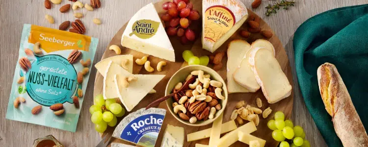 Seeberger-Nüsse; Käse-Produkte auf einem Tisch
