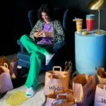 Mensch wird von Wolt Tüten umringt