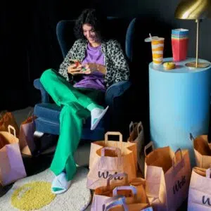 Mensch wird von Wolt Tüten umringt