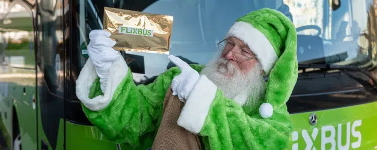 Weihnachtsmann vor einem Flixbus