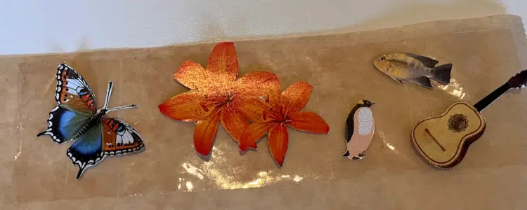Klebeband auf Backpapier mit verschiedenen Motiven